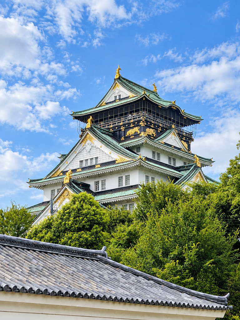 青空の下そびえ立つ大阪城